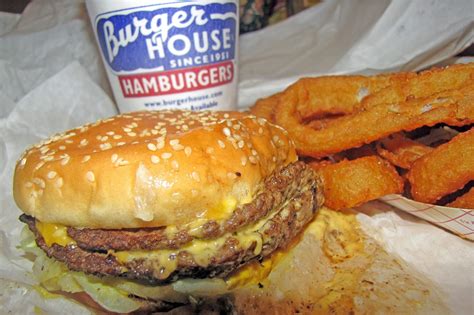 Burger house hamburgers - BH Bros. Food Truck je kompletno opremljen ketering kamion u okviru kog naši kuvari pripremaju burgere po istim visokim standardima koji vladaju u našim restoranima. Hranu ne pripremamo unapred, već na licu mesta. …